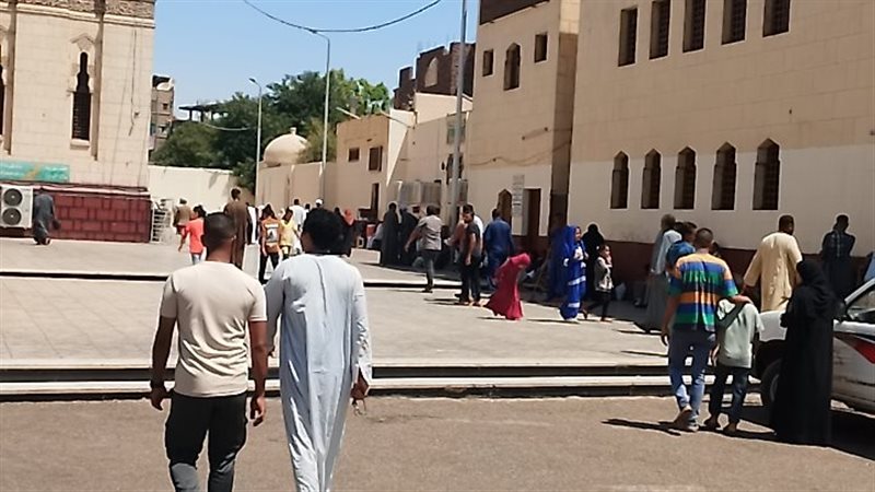 قنا..توافد المصلين