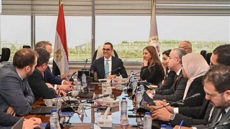 وزير الاستثمار يلتقي