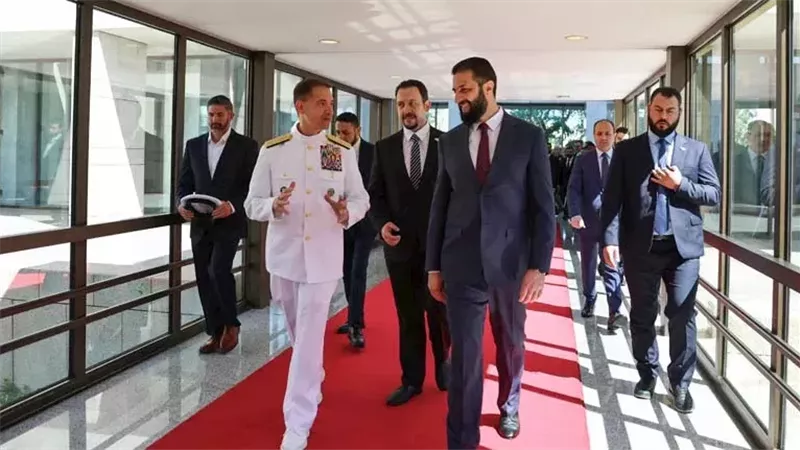 الشرع وقائد القيادة