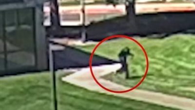 كاميرات ترصد لحظة هروب قاتل تشارلي كيرك بعد تنفيذ الاغتيال 