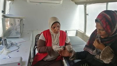 100 يوم صحة تواصل فحص المواطنين بمسجد 