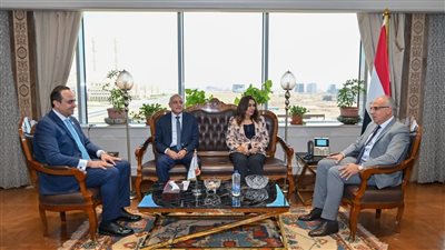 الري والتنمية يبحثان مشروعات نيلية جديدة مع الالتزام بضوابط حماية النهر 