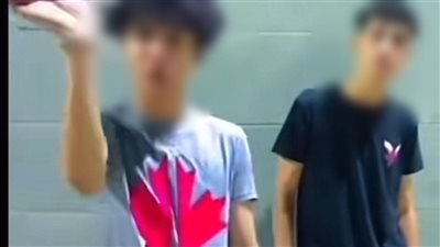 اللي هييجي المعادي يعمل عنتر.. هيتسنتر.. شابان يروعان المارة بأسلحة في المعادي