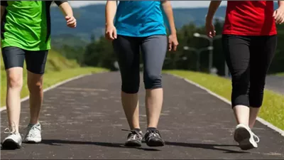 كيف يُحسّن المشي جودة نومك ويقلل من الأرق بفعالية؟ 