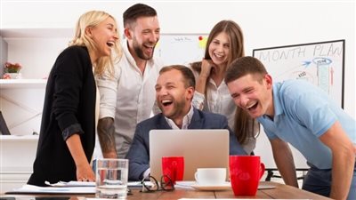 دار الإفتاء: المزاح مباحٌ ويستحب إذا كان بغير كذب أو إيذاء