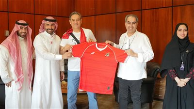 في مشهد رائع.. الوحدة السعودي يكرم المدرب المصري خالد جلال