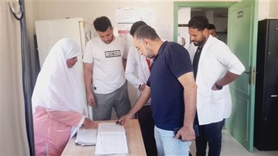 لتغيبهم عن العمل.. وكيل صحة شمال سيناء يحيل مدير وحدة وعدد من الأطباء للتحقيق 