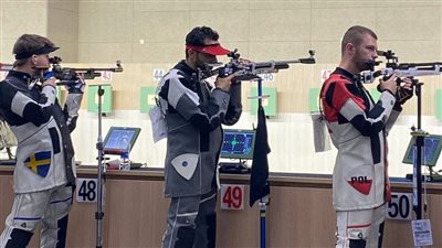 محمد حمدي يقترب من النهائيات في كأس العالم للرماية بالصين