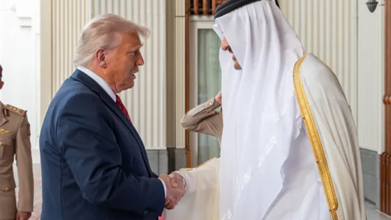 ترامب وأمير قطر-