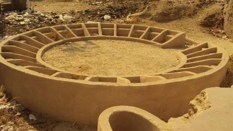 الأعمال يحاصر منطقة