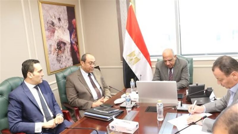 وزير الكهرباء يبحث