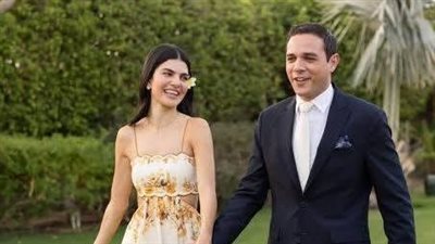 هل يشبه جده .. فؤاد حفيد أحمد رمزي يخطف الأنظار في حفل زفافه برفقه والدته