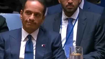 مندوب قطر يتفاعل ببسمة وفخر مع خطاب السفير المصري في الأمم المتحدة