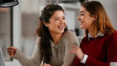 دلائل على أنك وجدت أفضل صديق في مكتبك.. اكتشف ذلك في 5 علامات