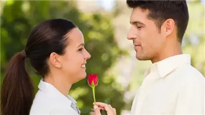 لماذا ينجذب الرجال دائما إلى النساء الأصغر سنا؟ دراسة تفضح السبب الحقيقي