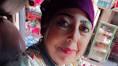 عندها 65 عامًا.. حكاية كابتن فاتن أشهر سائقة من القاهرة للاسكندرية 