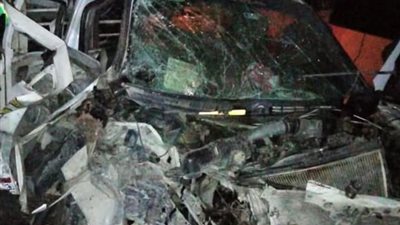 مصرع شخص في حادث تصادم سيارة بالحاجز الخرسانى بطريق جنيفة بالسويس 