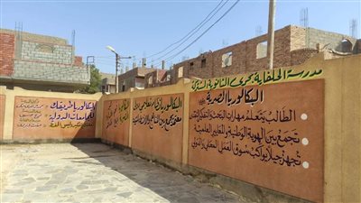 مدرسة ثانوية بنجع حمادي تزين جدرانها بمميزات البكالوريا المصرية (صور)