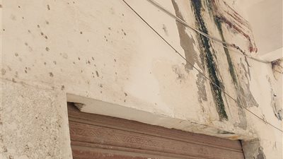 تسريب مياه وأسلاك كهربائية مكشوفة تهدد سكان عمارة الإيواء بالشهابية في دمياط