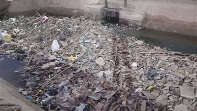 الترعة بقت مقلب قمامة.. أهالي نجع حمد بسوهاج يستغيثون بالمسؤولين: بنموت يوميا