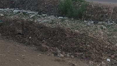 كارثة صحية.. أهالي المنوقية يستغيثون من انتشار القمامة بترعة قرية الحلواصي