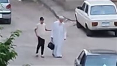 سيدة توثق موقفًا إنسانيًّا لشاب مصري يصطحب رجلًا كفيفًا يوميًّا للمسجد 