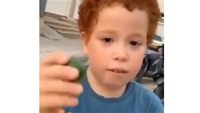 الواحدة بجنيه.. طفل صغير يخطف قلوب المصريين أثناء بيعه لليمون