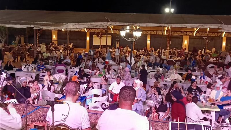 إقبال الزائرين على