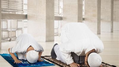 دار الإفتاء توضح.. ما حكم صلاة المأموم المتقدِّم على الإمام بسبب ضيق المكان؟ 