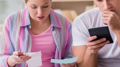 المرأة المدبِّرة في منزلها.. هل توصف بالكرَم أم البُخل؟