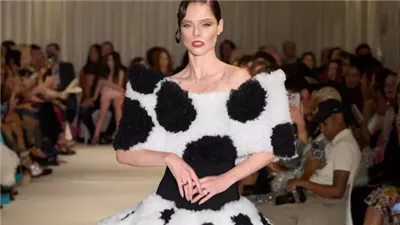 مجموعة كريستيان سيريانو يخطف الأضواء في أسبوع نيويورك للموضة