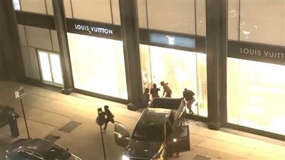 بسيارة مسروقة.. لصوص يقتحمون متجر لويس فيتون الفاخر 