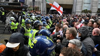 جحيم لندن.. 150 ألف متظاهر يصيبون عشرات الضباط في العاصمة البريطانية 