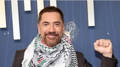 خافيير بارديم يخطف الأنظار في حفل الإيمي 77 بظهوره بالكوفية الفلسطينية 