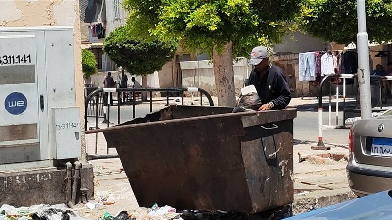 أحد النباشين خلال