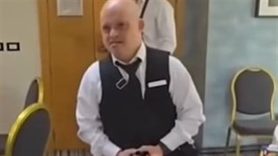  لفتة إنسانية.. مفاجأة بسيطة لزميل في مكان العمل تتحول إلى ترند