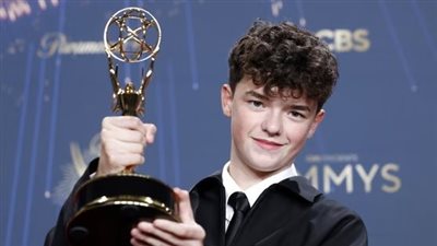 نجم المراهقة أوين كوبر.. أصغر ممثل يفوز بجائزة إيمي على الإطلاق