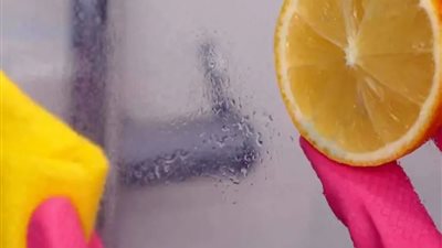  استخدامات مذهلة لعصير الليمون في التنظيف المنزل تعرفي عليها