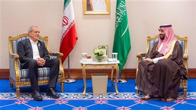 ولي العهد السعودي يلتقي الرئيس الإيراني على هامش القمة العربية الإسلامية 