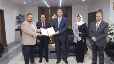 محافظ دمياط يتسلم درع الاتحاد المصرى للمصارعة تقديرًا لجهوده المبذولة