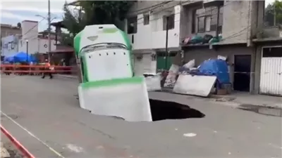حادث أرعب المواطنين.. شارع يبتلع شاحنة ديليفري في مكسيكو 