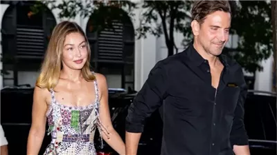 العارضة جيجي حديد ممسكة يد برادلي كوبر في شوارع نيويورك 