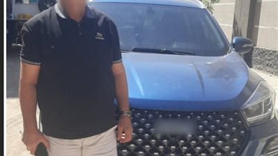 بسبب خلاف مروري وتصويره على الطريق السريع.. القبض على قائد سيارة تعدى على سيدة