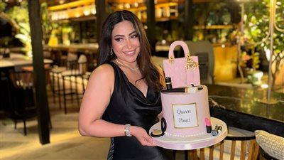 بإطلالة جذابة.. المطربة بوسي تحتفل بعيد ميلادها بصحبة أسرتها 