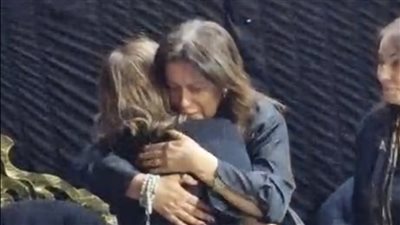 حضنتها وعيطت.. سلوى محمد علي تواسي ابنة سيد مكاوي في عزاء والدتها