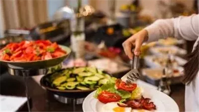 خدعة بوفيهات الإفطار في الفنادق ..التي تجعلك تأكل أقل