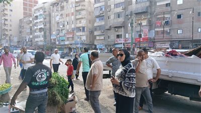 حي العجمي يزيل إشغالات سوق الهانوفيل بالطريق وينقل الباعة لمكان آخر 