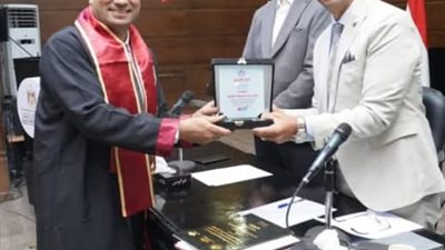 حصول الباحث يحيى أحمد محمود الوكيل على درجة الدكتوراه بامتياز