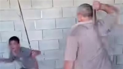 صرخاته تهز جدران المنزل.. طفل من ذوي الاحتياجات الخاصة يتعرض للتعذيب من أعمامه