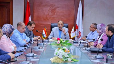 محافظ سوهاج يعقد اجتماعا لبحث المقترح النهائي لتطوير وتجميل شارع المحطة